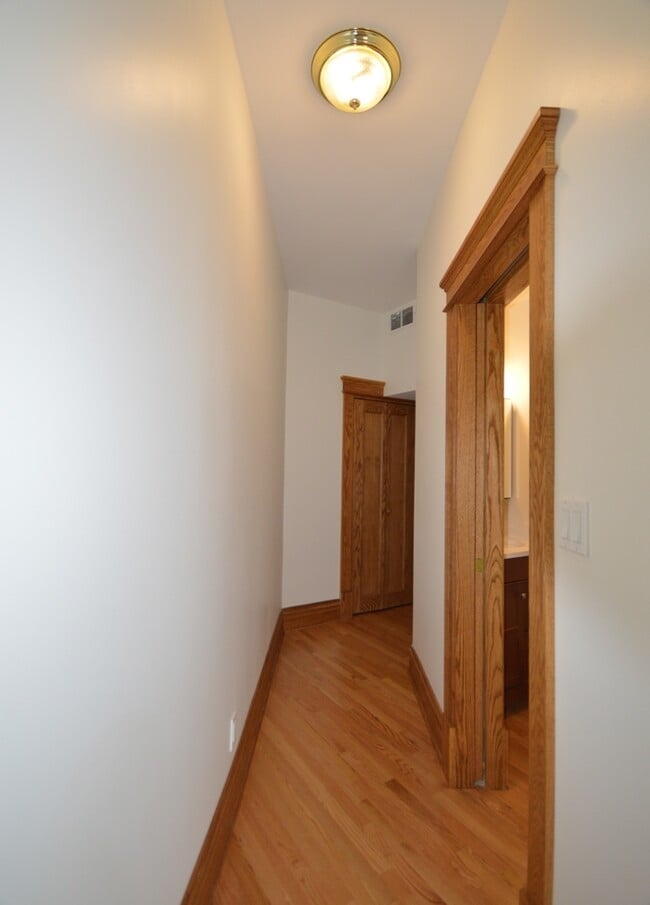 Building Photo - 3406 N Sheffield Ave