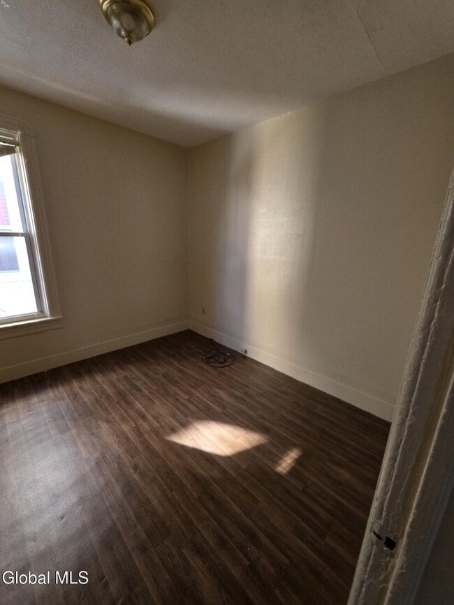 Building Photo - 918 Delamont Ave