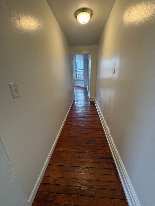 Building Photo - Spacious 2nd Floor 1 Bedroom Downtown-York City SD