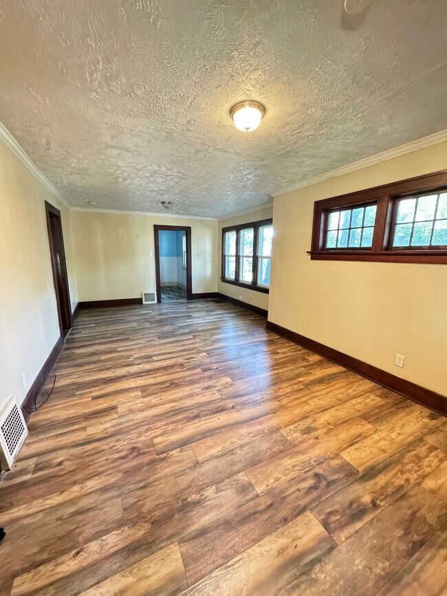 Building Photo - Updated 2-Bedroom, 1-Bathroom Home – $950/...