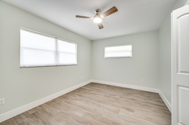 Building Photo - 4 bedroom, 2 bathroom Beachside, Pool Home!