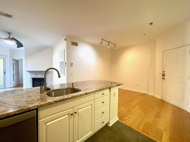 Building Photo - 860 N Orange Ave