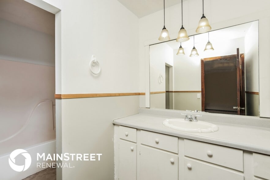 Building Photo - 811 Airport Ave SE