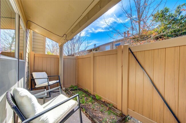 Building Photo - 2379 Briarwest Blvd