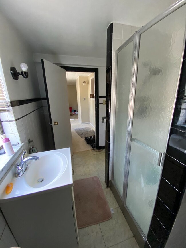 Building Photo - AVAILABLE MAY 2026 - Check out this 2 Bedroom Home w/ Garage in Duquesne Heights!