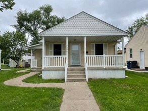 Building Photo - 1 Bedroom, 1 Bath Single Family Home in Clinton, IA