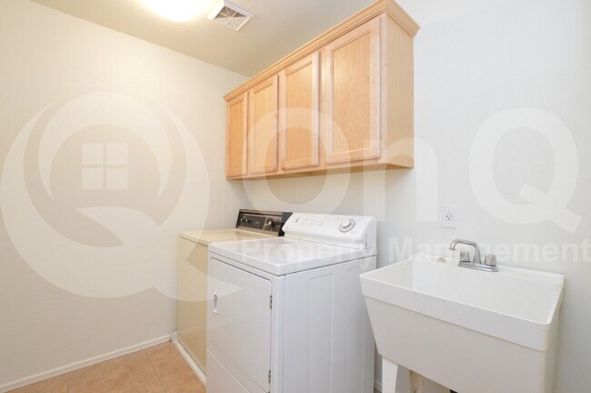Building Photo - 3105 E Vallejo Dr