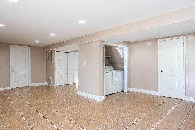 Building Photo - 7 Cardinal Ln