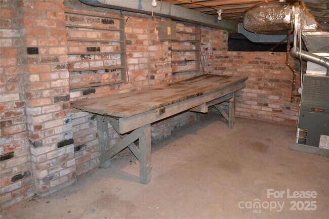 Building Photo - 3313 Woodwardia Dr