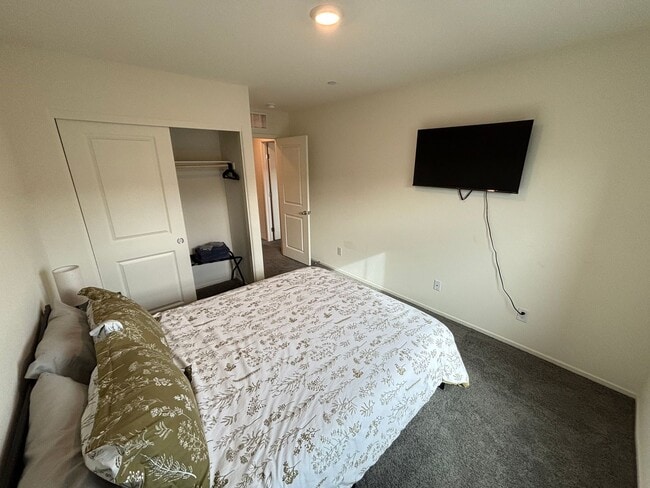 Building Photo - Gorgeous 3Bed/2.5Bath/2Car Townhome located in Southwest Las Vegas- Make the Move for Less: $300 ...