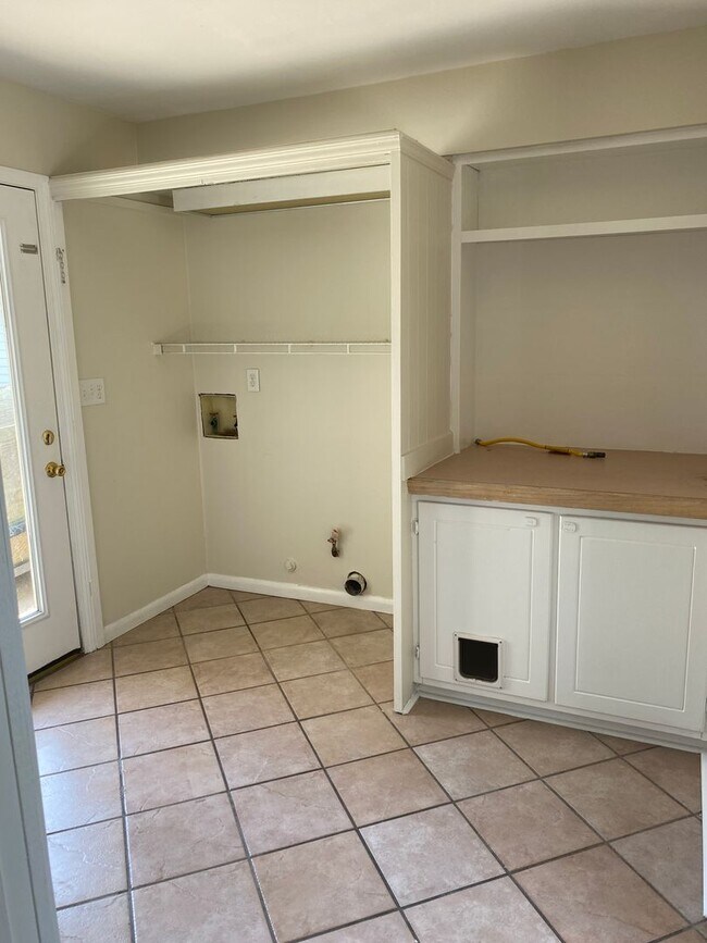 Building Photo - Come Home to Bayou View!!