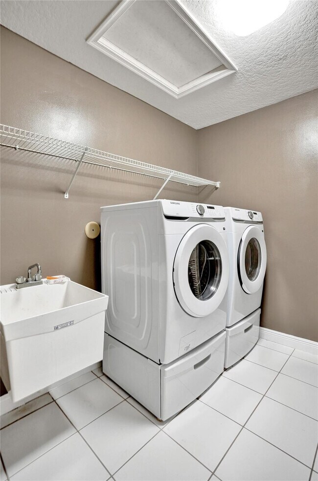 Building Photo - 10442 NW 60th Pl