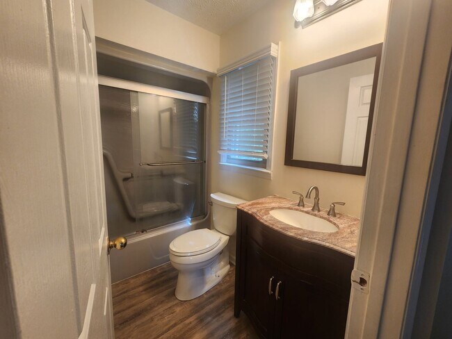 Building Photo - Electric Included! 2 Bed 1.5 Bath Condo!