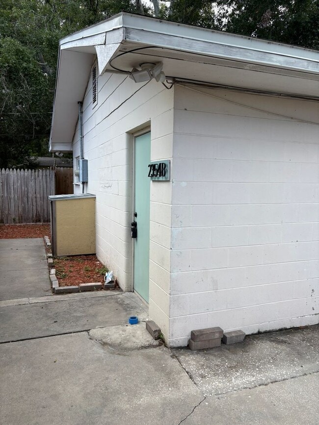 Building Photo - 1/1 cottage in St. Pete