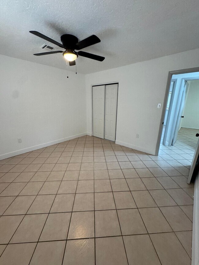 Building Photo - 5607 NW Beechwood Dr