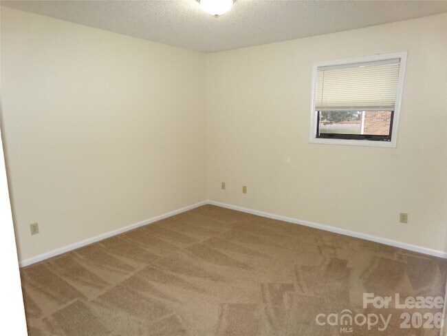 Building Photo - 100 Fairway St