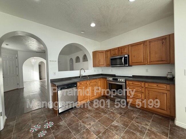 Building Photo - 732 Skipton Dr W