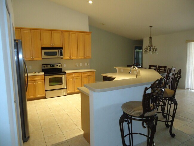 Building Photo - 5824 NW Zenith Dr