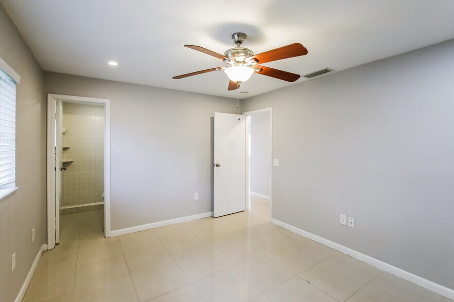 Building Photo - 11460 NW 40th Pl
