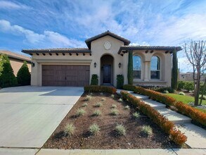 Building Photo - Beautiful 4 Bedroom Home In Clovis!