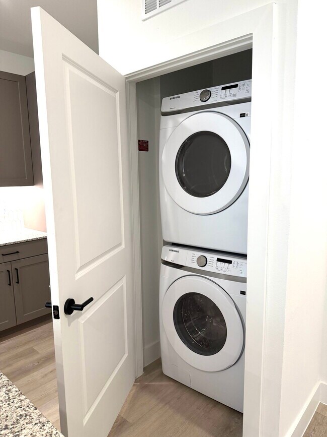 Building Photo - 16601 Braker Ln