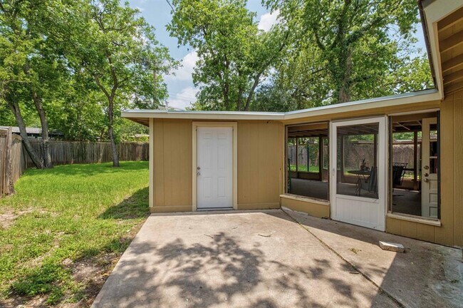 Building Photo - 1506 Westmoor Dr