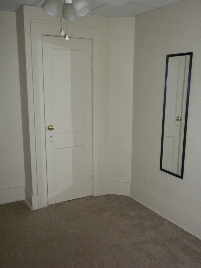 Building Photo - 2 bedroom/1 bathroom home