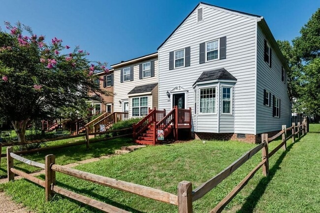 Building Photo - Live Comfortably in Williamsburg! Spacious...