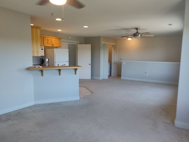 Building Photo - 331 NW Flagline Dr