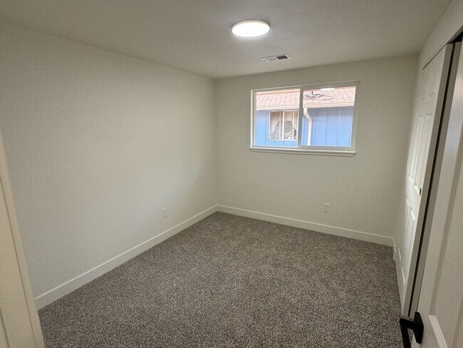 Building Photo - Completely Renovated 2BD/1BA Condo w Attached Garage
