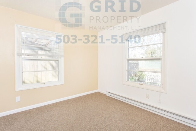 Building Photo - Two Bedroom Bungalow Available in Lents Ne...