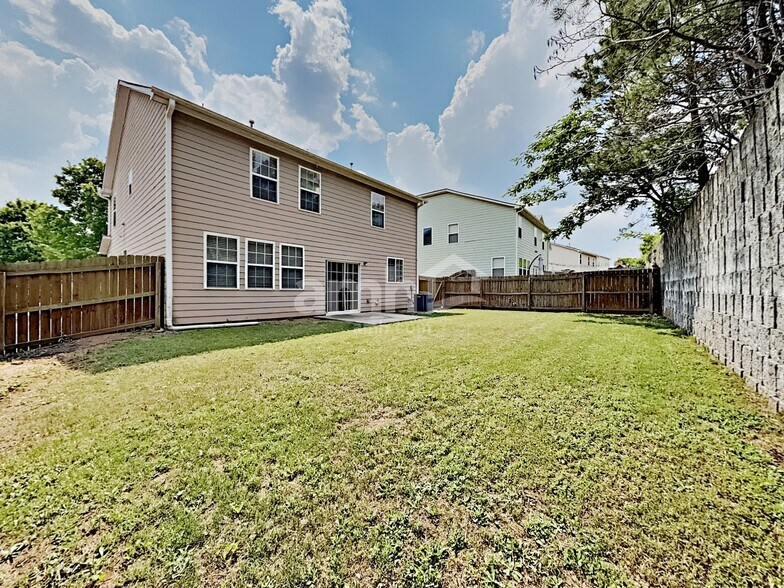 Building Photo - 362 Roseglen Dr