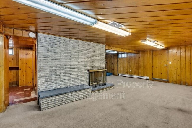 Building Photo - 12 S Lakeview Dr