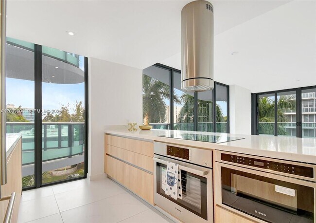 Building Photo - 9901 W Bay Harbor Dr