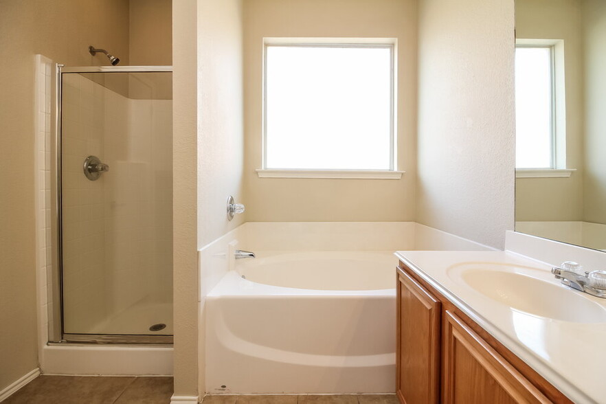 Building Photo - 10005 Blue Bell Dr