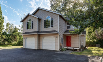 Building Photo - Spacious 4-Bedroom Duplex for Rent!