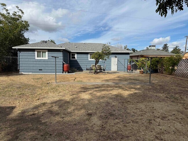 Building Photo - Slice of Country Living in the Heart of Sa...