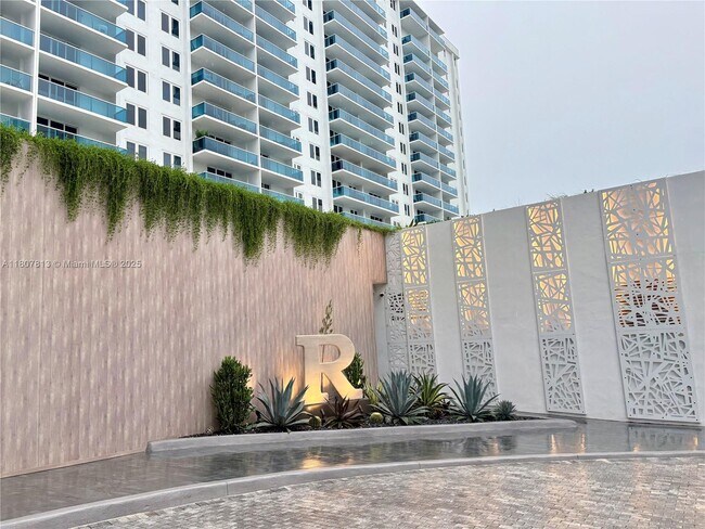 Building Photo - 2301 Collins Ave