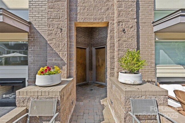 Building Photo - 420 Queens Rd