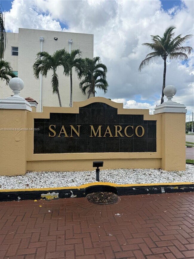 Building Photo - 8860 Fontainebleau Blvd