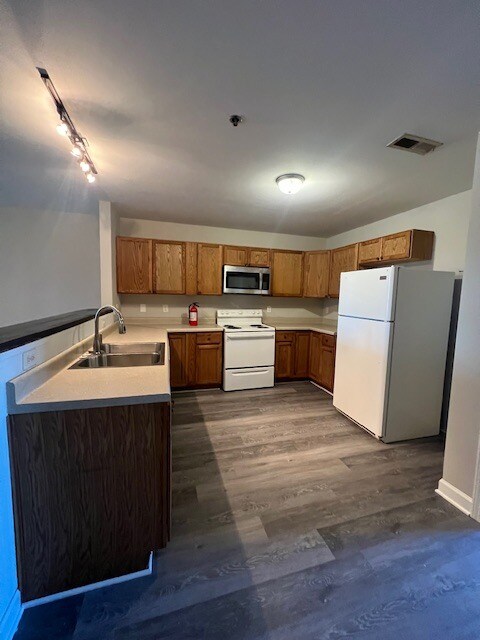 Building Photo - 916 Avon Ave