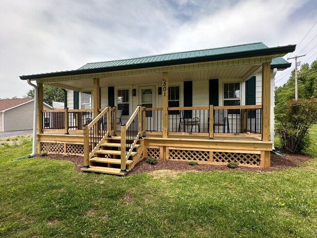 Building Photo - IMMACULATE, completely remodeled, one leve...