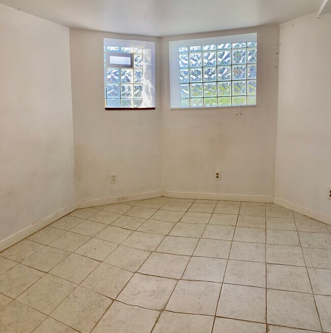 Building Photo - 2513 W Pershing Rd