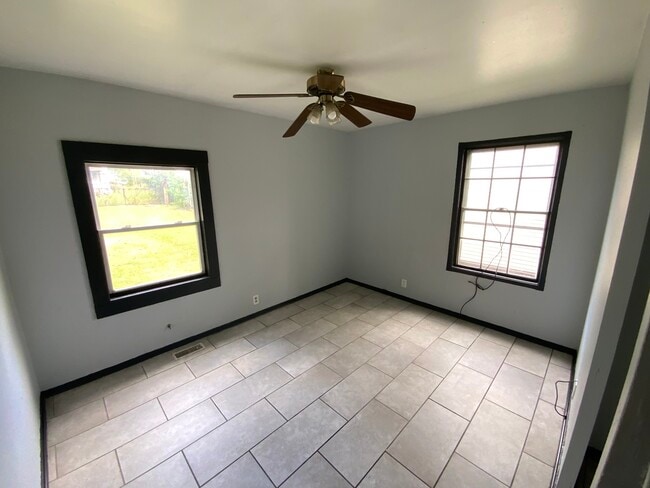 Building Photo - 905 Southmoor Dr