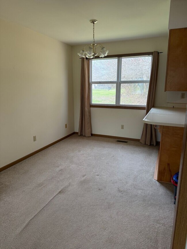 Building Photo - 2 bedroom 1 bathroom house