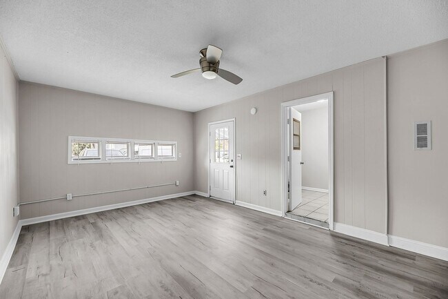 Building Photo - 2 Bedroom, 2.5 Bath Home with Flex Room on...