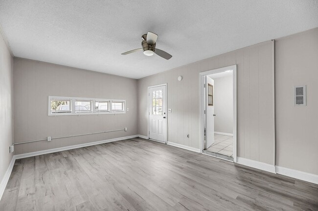Building Photo - **MOVE IN SPECIAL!**2 Bedroom, 2.5 Bath Ho...