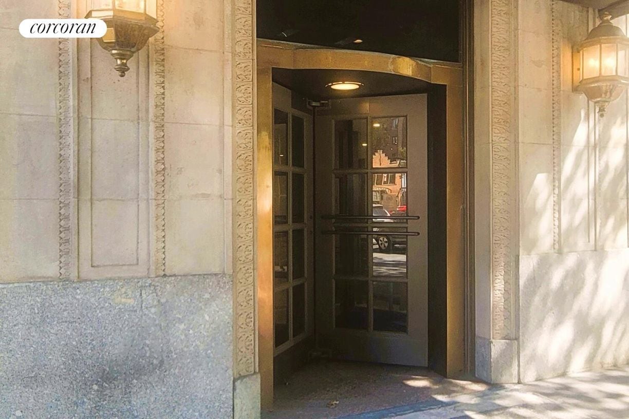 Building Photo - 45 W 81st St