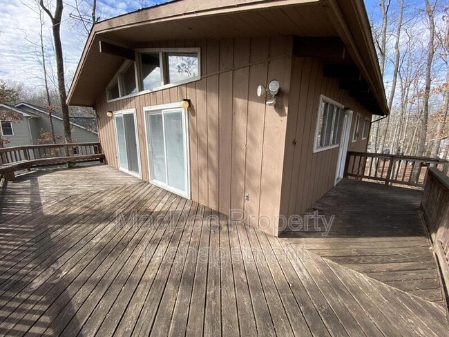 Building Photo - 3621 Lakeview Pkwy