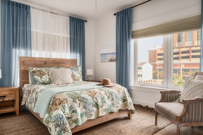 Building Photo - 105 W 7th St